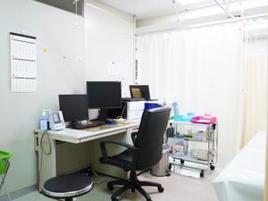明るい事務机のある診療室  