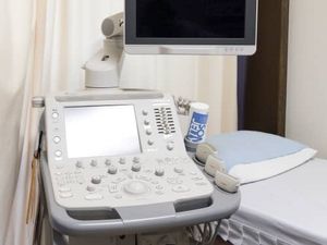 居室のナースコール機器とテレビ  