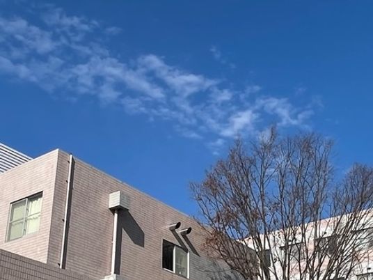 青空の建物外観  