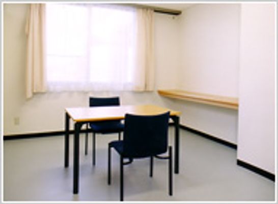 テーブルと椅子のある居室  