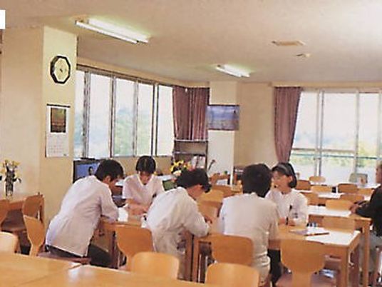 食堂で談笑する職員と利用者  
