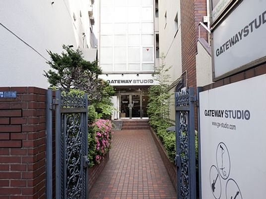 建物正面の通路  