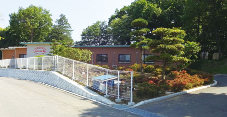 緑あふれる施設外観