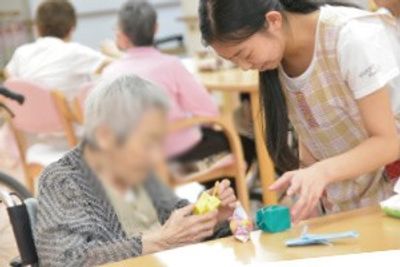 折り紙を楽しむ様子の室内