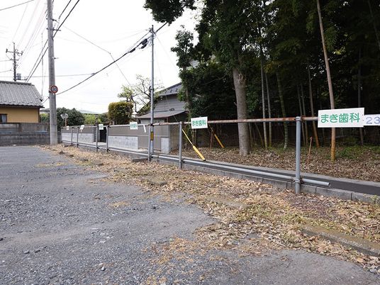 歯科の看板が並ぶ道路沿い  