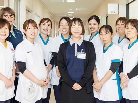 笑顔のスタッフ集団の様子
