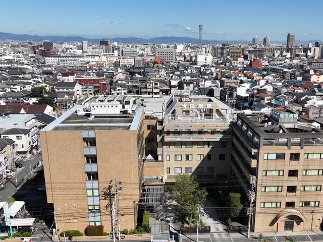 景色を望む外観 外観 街並みに溶け込む建物で、周囲の景色を一望できます。