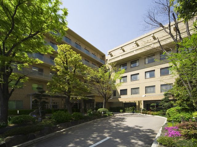 緑に囲まれた建物外観 外観 緑豊かな環境に囲まれた外観です。リラックスしながら就業できる魅力があります。