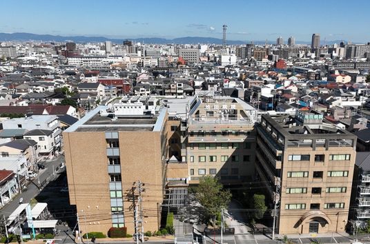 高層住宅と市街地の風景
