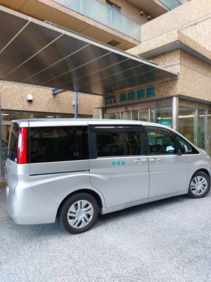 送迎車が停まるエントランス