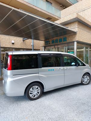 送迎車が停まるエントランス