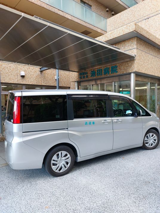 送迎車が停まるエントランス