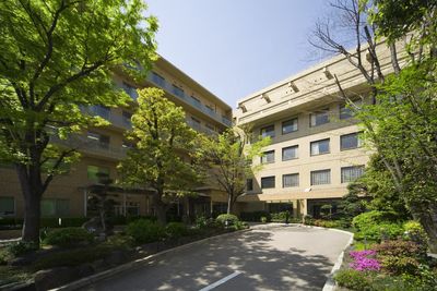 緑に囲まれた外観