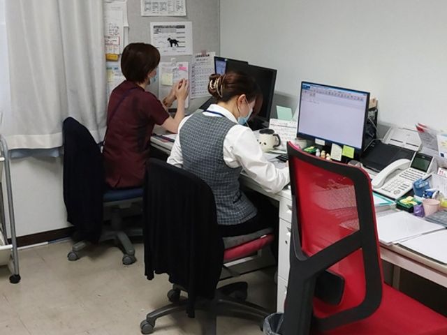 スタッフが働く部屋 スタッフイメージ スタッフが働く様子が見えるオフィスです。職場環境を知ることができるでしょう。