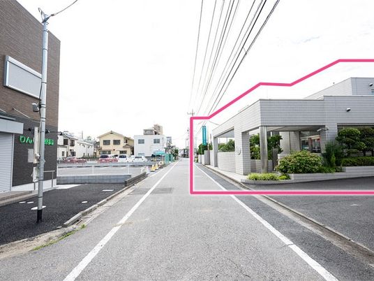 施設の外観と道路  