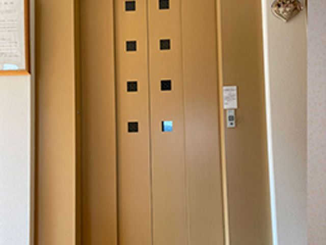 機能的なエレベーター エレベーター 操作がシンプルで、利用者が快適に移動できる設備です。安全性も考慮されています。