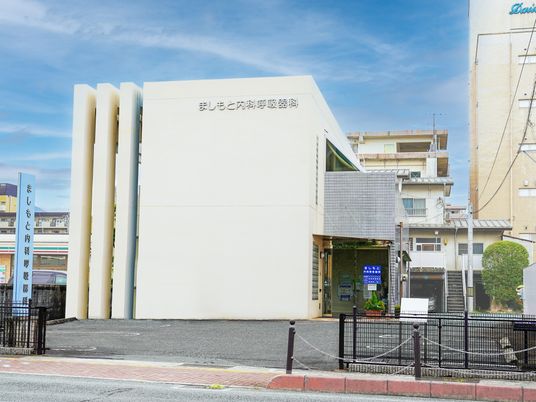 明るい外観の建物  