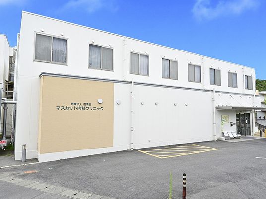 明るい外観の建物前  