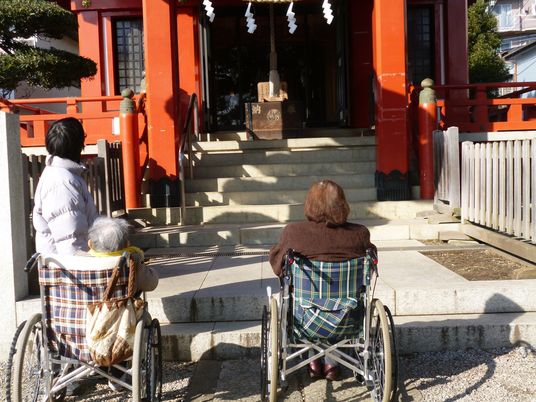 車椅子利用者と入口
