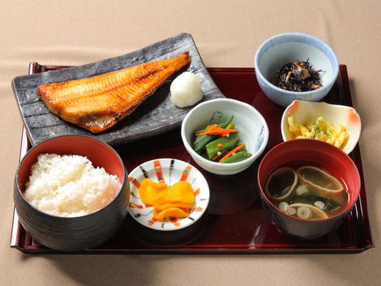 和食メニューの食事
