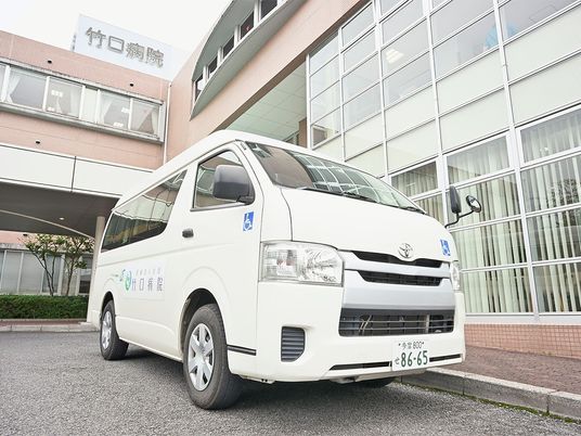 送迎車が停まる病院前  