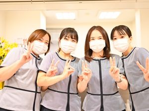 笑顔のスタッフ集合ロビー  