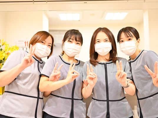 笑顔のスタッフ集合ロビー  