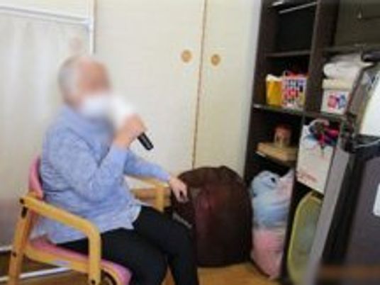 椅子に座る人の居室