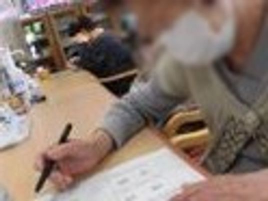 机で書き物をする様子