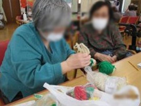 編み物を楽しむ様子
