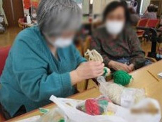 編み物を楽しむ様子