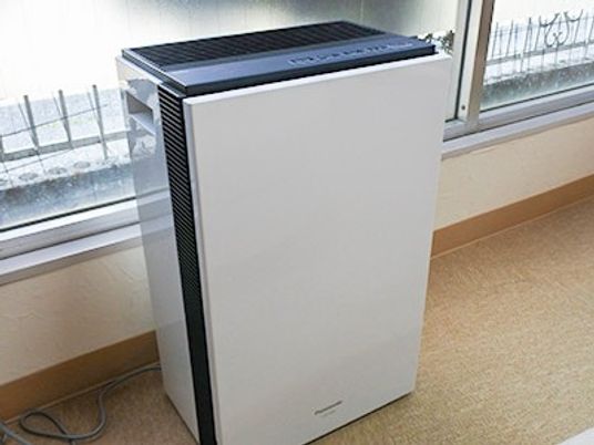 空気清浄機と窓辺の廊下  