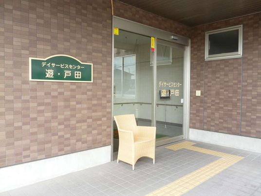 ガラス扉付きの建物エントランス
