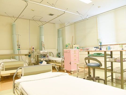 明るい多床室の居室  