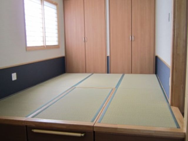 和室の居室 居室 畳が敷かれた居室で、落ち着いた和の雰囲気が広がっています。収納スペースも十分に確保されています。