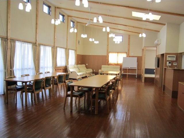 自然光が入るダイニングルーム ダイニングルーム 広々とした明るい空間で、リラックスしながら食事を楽しめます。開放的な雰囲気が魅力です。