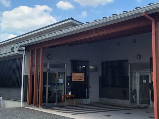 玄関口の外観 外観 広々とした玄関口で、日差しが差し込む明るい雰囲気が魅力です。訪れる人々を温かく迎えます。