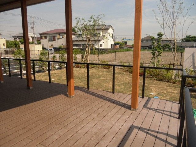 広々としたテラス テラス 開放感あふれるテラスで、緑が広がる眺めを楽しめます。リフレッシュに最適な場所です。