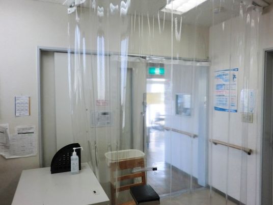 透明カーテンの廊下  