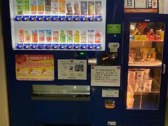 自販機が並ぶ休憩室  