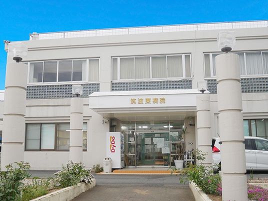 病院風の施設外観  