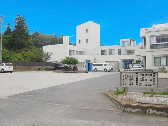 白い建物の外観  