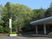 緑に囲まれた建物外観です  