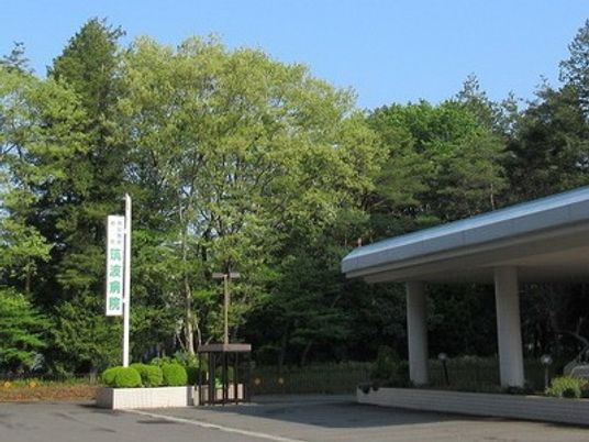 緑に囲まれた建物外観です  