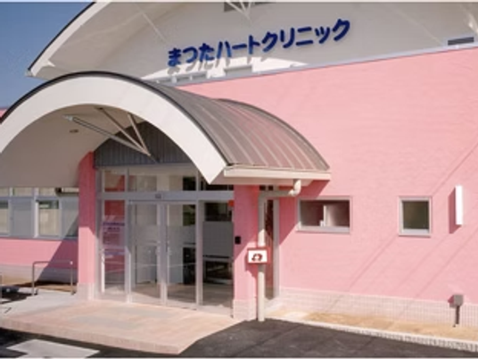 ピンク色の建物外観  