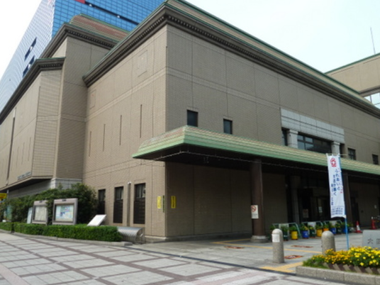 大きな建物の外観  