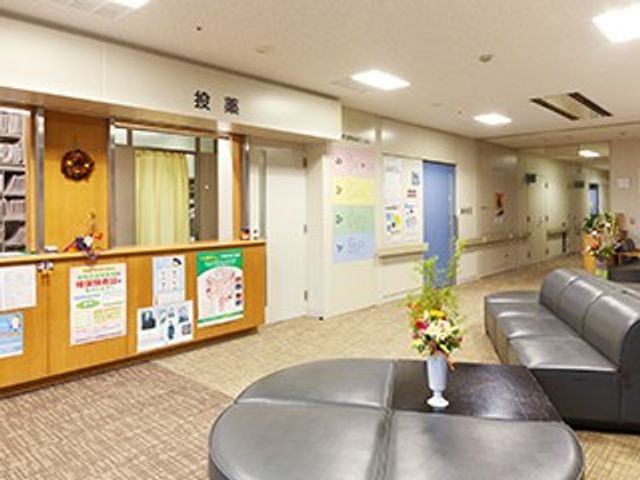 明るいロビー ロビー   自然光が入り、ソファが置かれた明るいロビーです。掲示物もあり、来訪時の案内や情報確認がしやすい印象です。