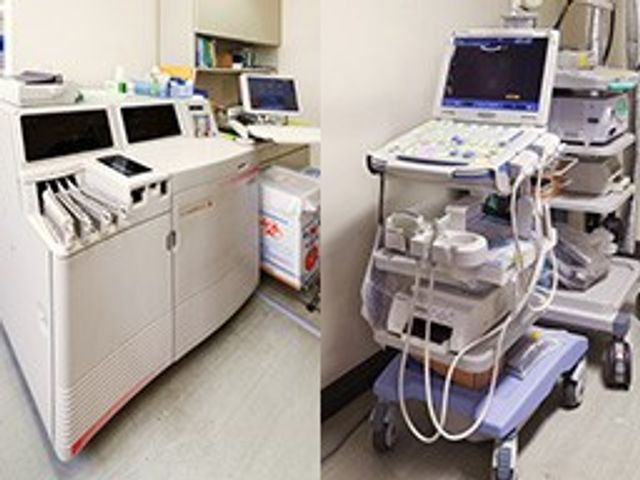 機器が並ぶ検査室 機能訓練室   機器が整然と配置された明るい空間です。業務用の端末や機器が見え、機能訓練や確認作業の場として使われそうです。