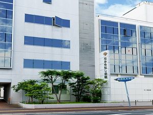 白い建物の外観  