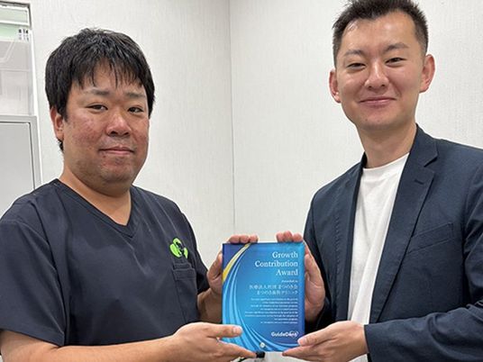 表彰状を持つスタッフ  
